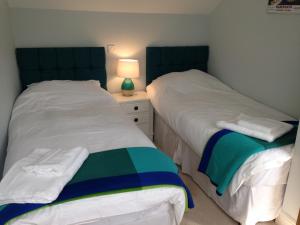 two beds sitting next to each other in a bedroom at Ramsgate Sail Loft in Ramsgate