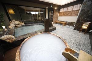 Bazén v ubytování Dormy Inn Oita nebo v jeho okolí