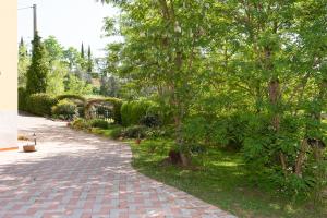 una pasarela de ladrillo con árboles y plantas en un patio en Appartamenti Massarella, en Fucecchio