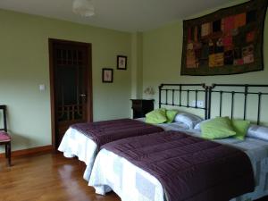 um quarto com duas camas num quarto em Casa Mañoso em Cea
