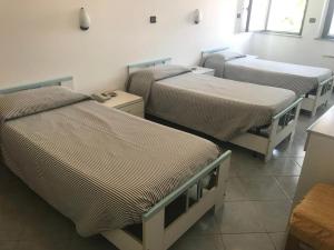 Un pat sau paturi într-o cameră la Hotel Cristallo