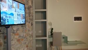 Televízia a/alebo spoločenská miestnosť v ubytovaní Hotel Borgovico