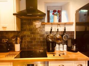 cocina con fregadero y encimera en East Cote Cottage en Settle