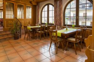 un restaurante con mesas, sillas y ventanas en Hotel Merle, en Bruttig-Fankel