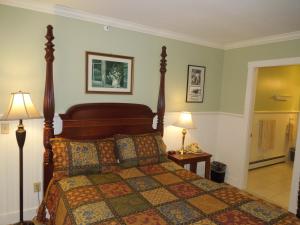 A bed or beds in a room at Kearsarge Inn