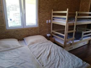 Poschodová posteľ alebo postele v izbe v ubytovaní Ubytovanie Lesky