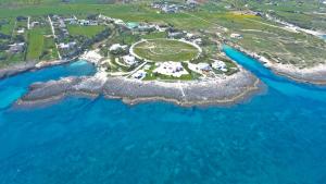 una vista aerea di un'isola nell'oceano di Case Vacanza Marzano a Monopoli