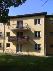 un edificio con balcones en un lateral en Apartamenty MM - Chmielna, en Zielona Góra