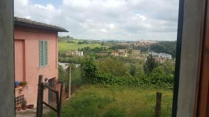 widok na miasto z okna w obiekcie Alfredo's House w Sienie