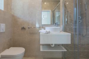 A bathroom at Rooms Sea & Sun with private parking