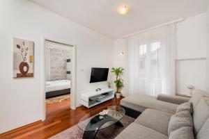 Televízia a/alebo spoločenská miestnosť v ubytovaní Fairy Of The Seas Apartments