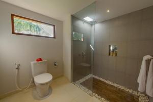Kamar mandi di Taman Amartha Hotel