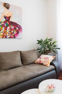 una sala de estar con sofá y una pintura de una mujer en Fairy Of The Seas Apartments, en Split