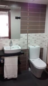 アギラスにあるApartamento en Águilasのバスルーム(トイレ、洗面台付)