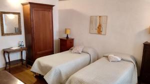 a room with two twin beds in a room at Porta Rose in Garessio