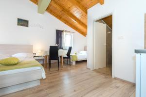Postel nebo postele na pokoji v ubytování Guesthouse Miranda NP Krka
