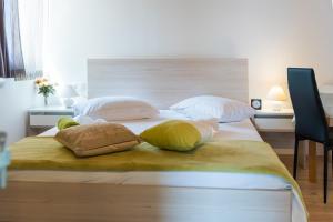 Postel nebo postele na pokoji v ubytování Guesthouse Miranda NP Krka