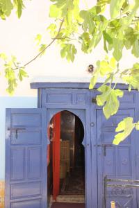 un armario azul con una puerta en un pasillo en Escale Rando Taliouine, en Taliouine