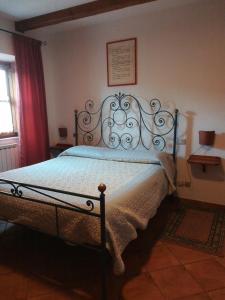 1 dormitorio con 1 cama con marco de metal en Giunasco, en Bagnone