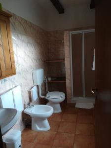 BagnoneにあるGiunascoのバスルーム(トイレ2つ、シンク、シャワー付)
