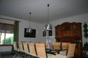 comedor con mesa y sillas en Casa Rural El Rivero, en Jaraíz de la Vera
