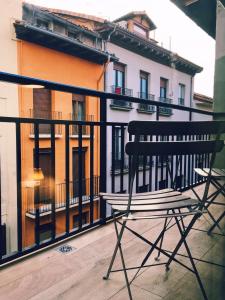 un banco sentado en el balcón de un edificio en Atico Estafeta en Pamplona