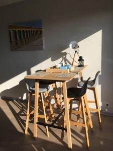 ドーヴィルにあるL'Atelier des Planchesの木製テーブル(椅子、ランプ付)