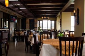 Un restaurante o sitio para comer en Hotel Plaza Real Suites & Apartments San Jose