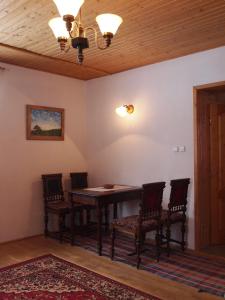 - une salle à manger avec une table et des chaises dans l'établissement Chata Monika, à Prosiek