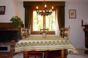 uma sala de jantar com uma mesa e uma janela em Myzermatt Monazit em Zermatt
