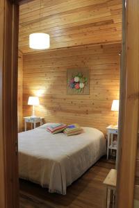 una camera da letto con un letto con due tavoli e due lampade di Quinta da Pavoa - Cottage House a Vila Franca do Campo