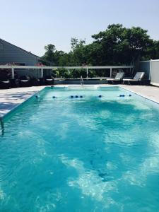 una gran piscina de agua azul en The Drake Inn, en Hampton Bays