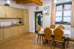Kuchyň nebo kuchyňský kout v ubytování Tündérgyöngye Apartmanház