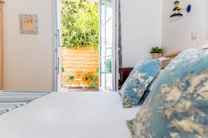 Ένα ή περισσότερα κρεβάτια σε δωμάτιο στο Hôtel La Galiote en Ré
