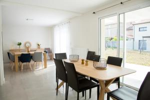 a dining room with a table and chairs at Albipavillon in Albi