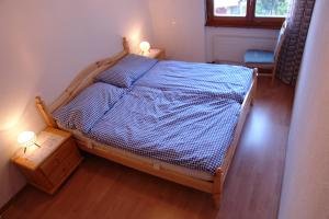 Katil atau katil-katil dalam bilik di Myzermatt Monazit