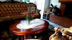 a living room with a coffee table and a couch at Willa Zamkowisko z ogrodowym jacuzzi in Gołubie