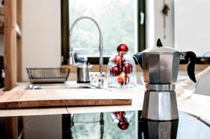 a kitchen counter with a coffee pot on a counter top at W Pelniku in Pelnik
