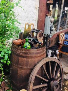 an old wooden barrel with a wooden wheel next to aperature at Guesthouse Berlin in Bar