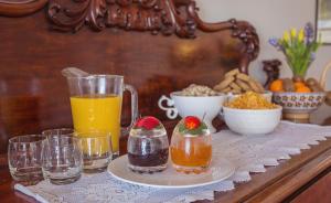 stół z napojami i miskami z jedzeniem w obiekcie Ardree House B&B w Killarney +37 zdjęć