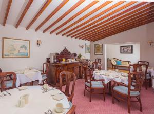jadalnia ze stołami i krzesłami w pokoju w obiekcie Ardree House B&B w Killarney