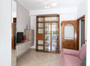 a living room with a couch and a tv at Melina's House in Tramonti