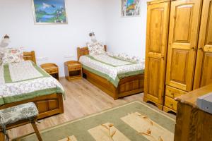 Postel nebo postele na pokoji v ubytování Tündérgyöngye Apartmanház