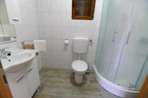 e bagno con servizi igienici, lavandino e doccia. di Slanica studio ID 816 a Murter