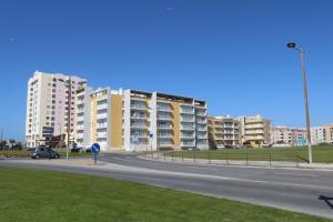 ペニシェにあるAlojamento Nuno Moçoの高層ビルが立ち並ぶ都市の通り