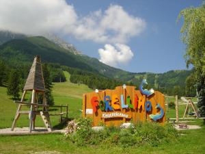 ein Schild auf einem Feld mit Bergen im Hintergrund in der Unterkunft Hotel-Restaurant Forellenhof in Puchberg am Schneeberg