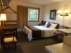 Postel nebo postele na pokoji v ubytování Fuller Lake Chemainus Motel