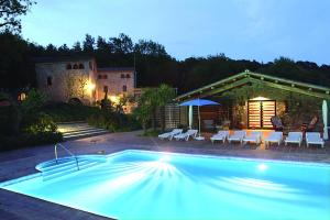 - une piscine en face d'une maison dans l'établissement Can Vila, à Sant Julià del Llor