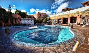 a swimming pool in the middle of a courtyard at Hotel Club Hanane in Ouarzazate