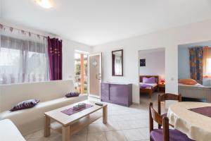 a living room with a couch and a table at Apartman Studio in Pula